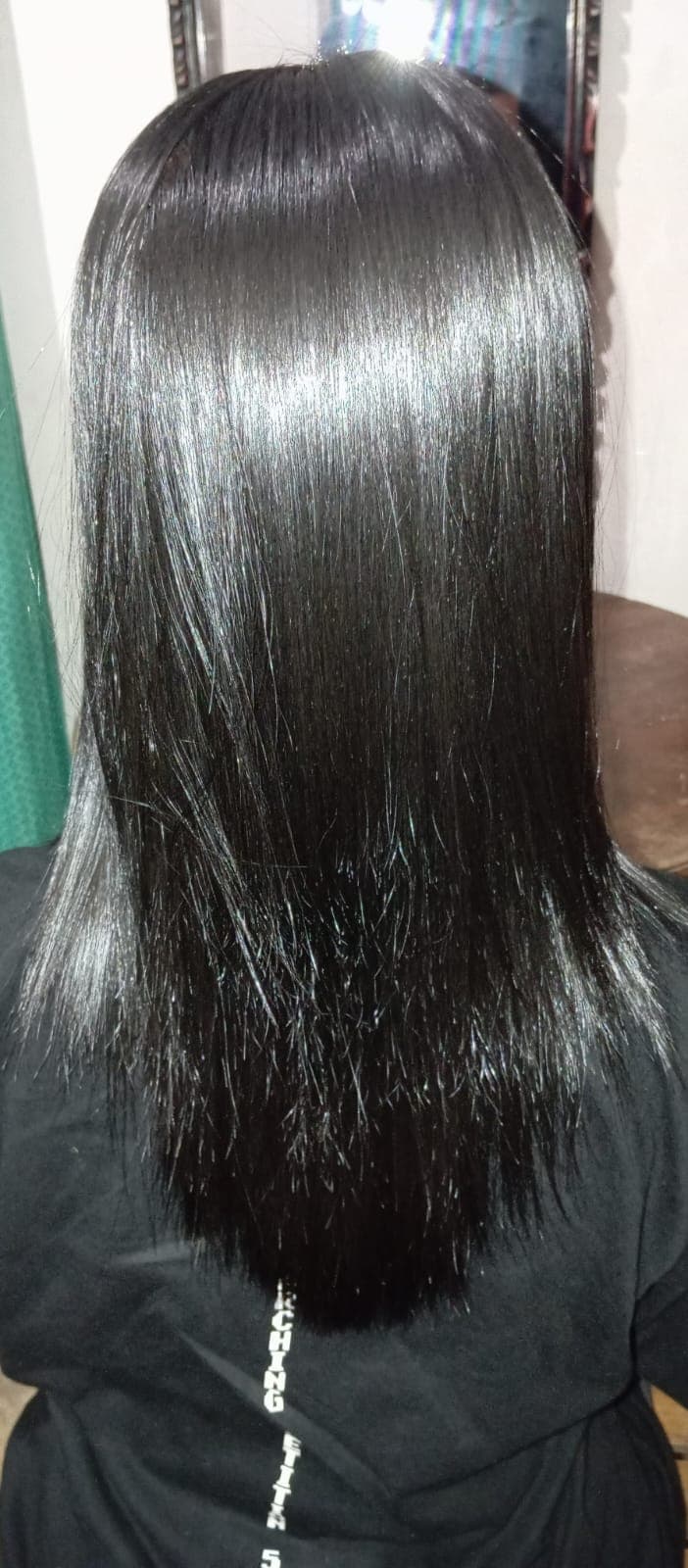 Rambut panjang lurus dengan warna dark violet yang elegan