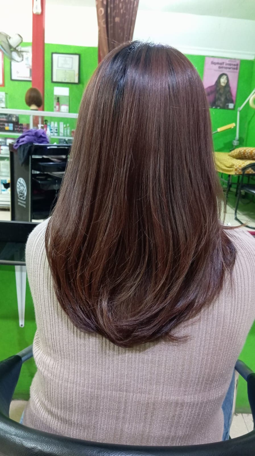 Cuci curly rambut panjang, tampilan bervolume dan lembut