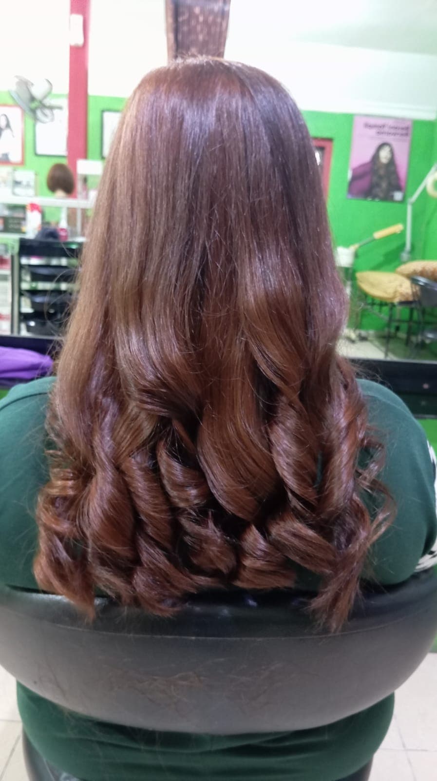 Warna rambut golden brown dengan potongan bob pendek
