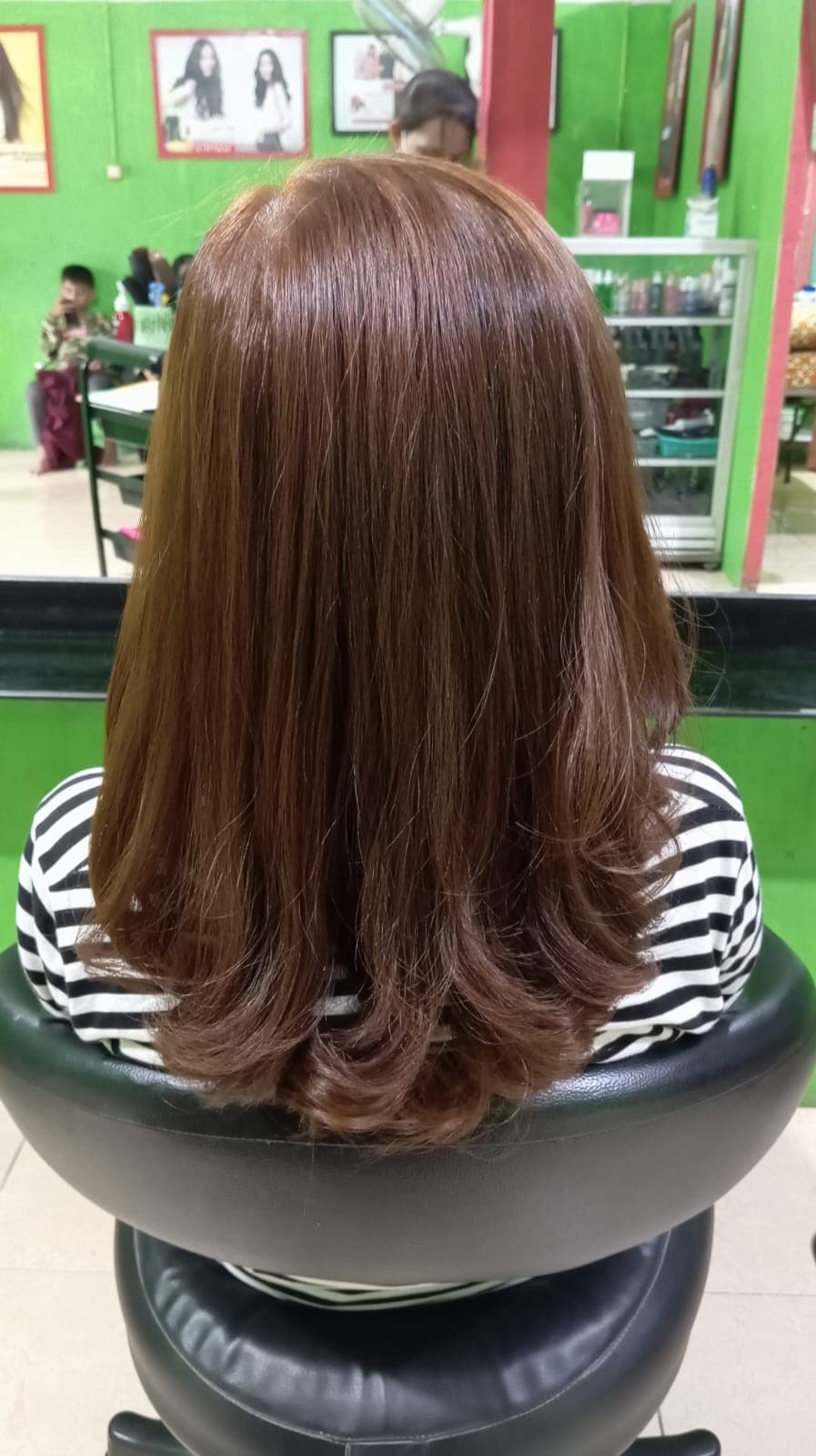 Cuci curly rambut medium panjang, bervolume natural