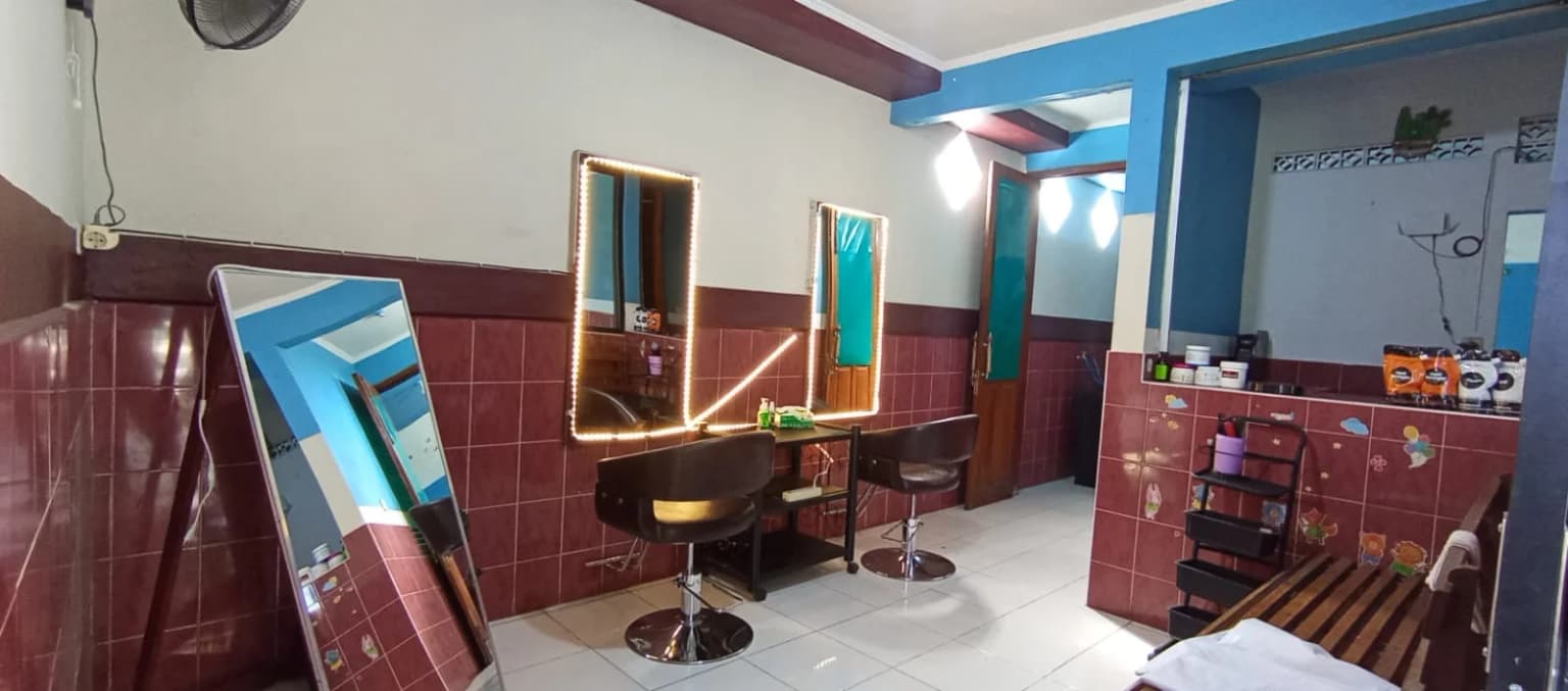 Suasana interior Frida's Hair Studio Pacitan — studio rambut yang bersih dan nyaman