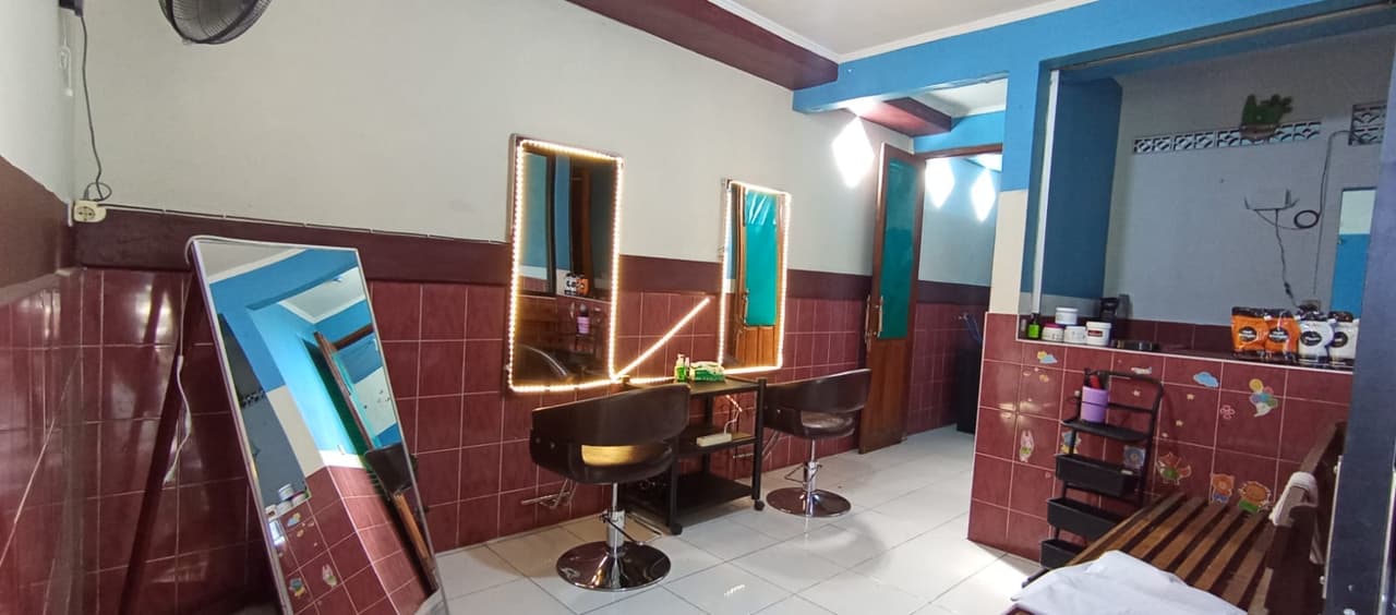Interior Frida's Hair Studio Pacitan — kursi salon, cermin dengan lampu LED, dan suasana studio yang bersih